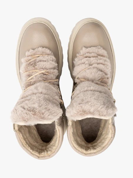 Beige boots with fur detail on tongue