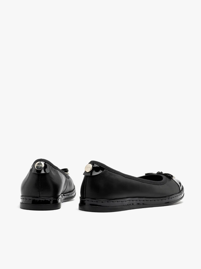 Schwarze Ballerinas mit lackierter Nase