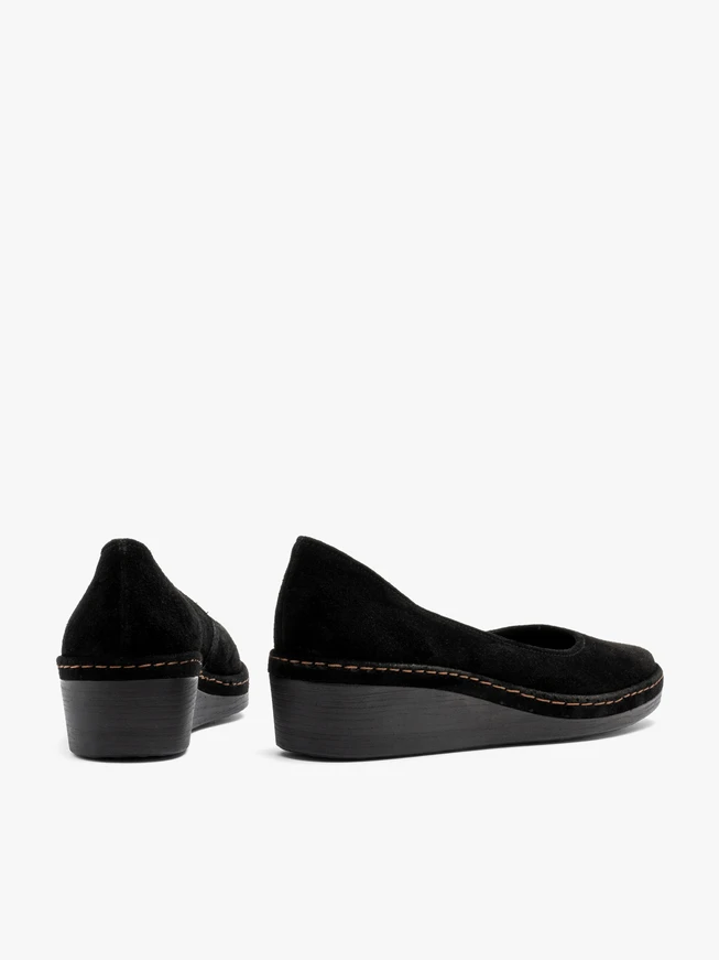 Schwarze Plateau-Pumps aus Velours