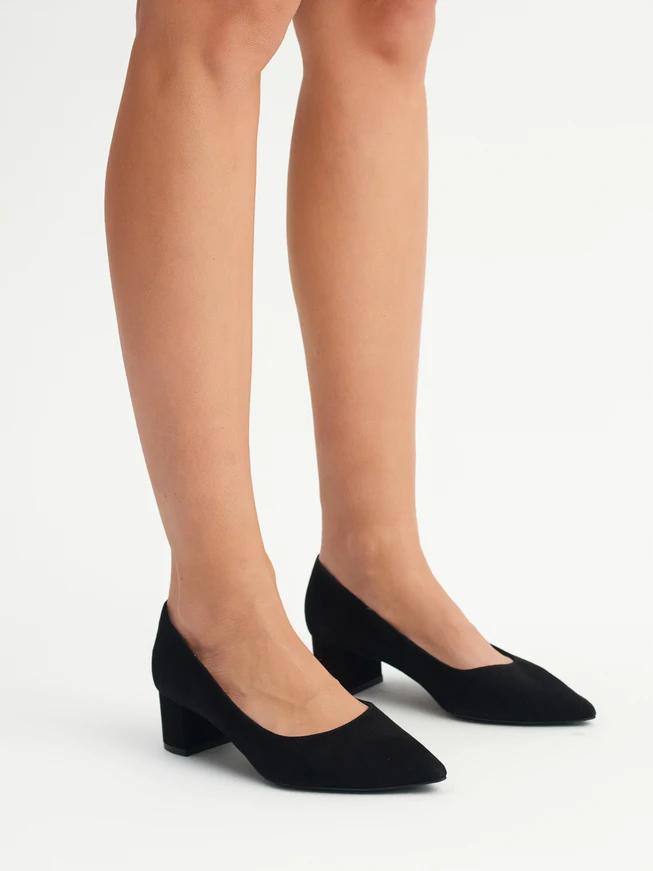 Schwarze Velourspumps