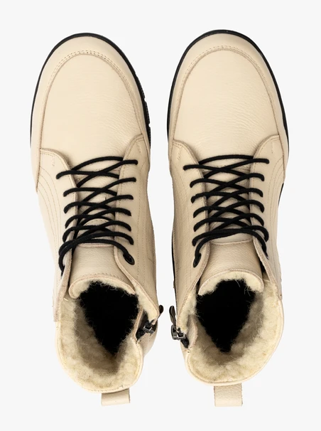 Beigefarbene Stiefel, isoliert mit natürlichem Schafsfell