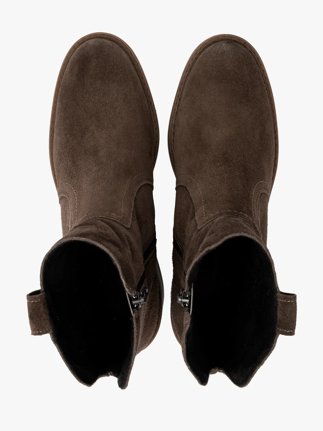 Stiefel aus braunem Veloursleder mit Ziernähten am Schaft