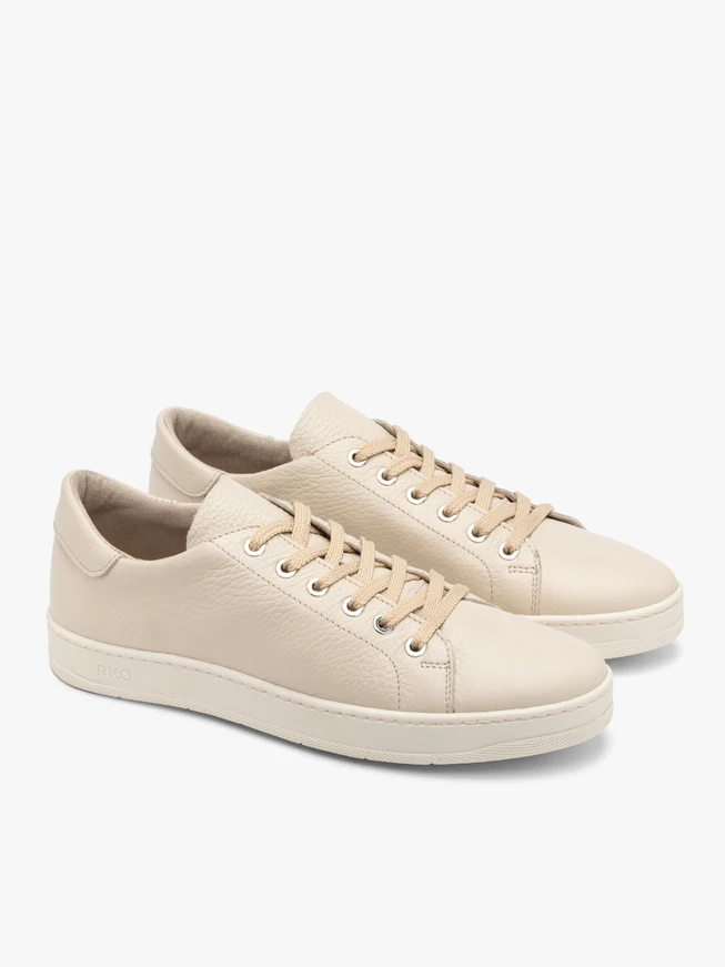 Cremefarbene Sportschuhe mit flacher Sohle