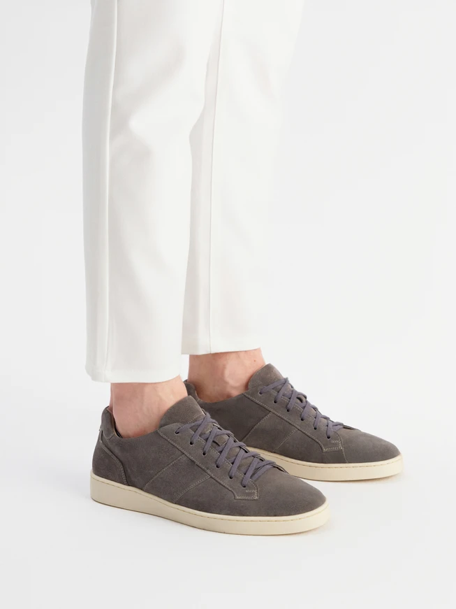 Sportschuhe aus grauem Veloursleder