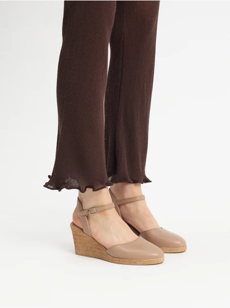 Beigefarbene Plateau-Pumps