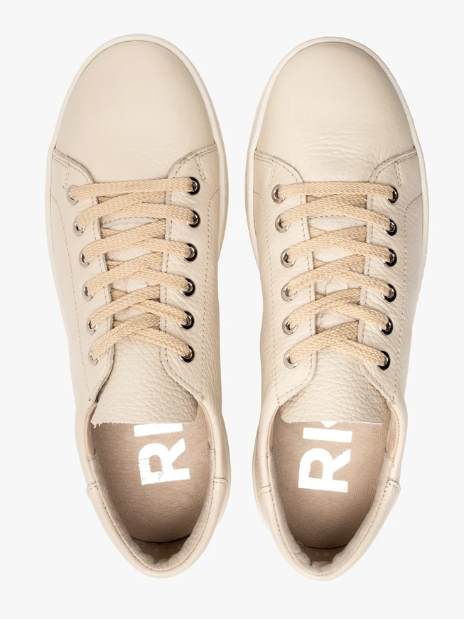 Cremefarbene Sporthalbschuhe mit flachem Schaft