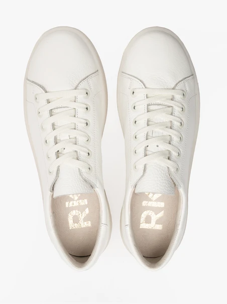 Weiße Sportschuhe mit flacher Sohle