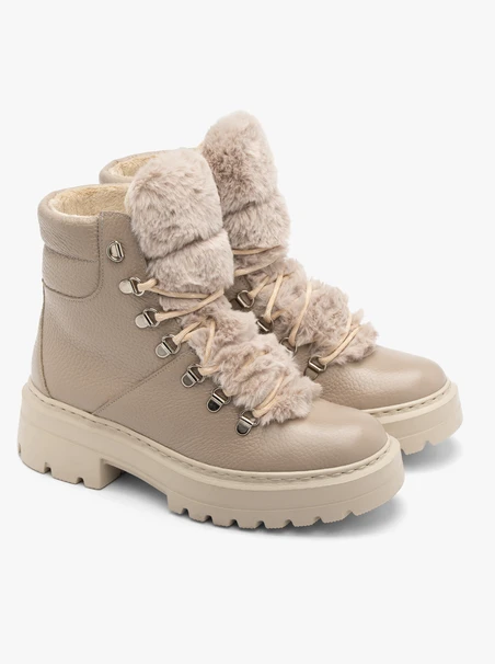 Beige boots with fur detail on tongue