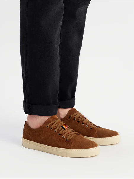 Braune Herrenschuhe aus Veloursleder