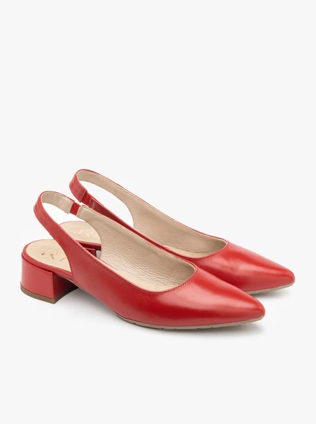 Rote Pumps mit offenen Absätzen