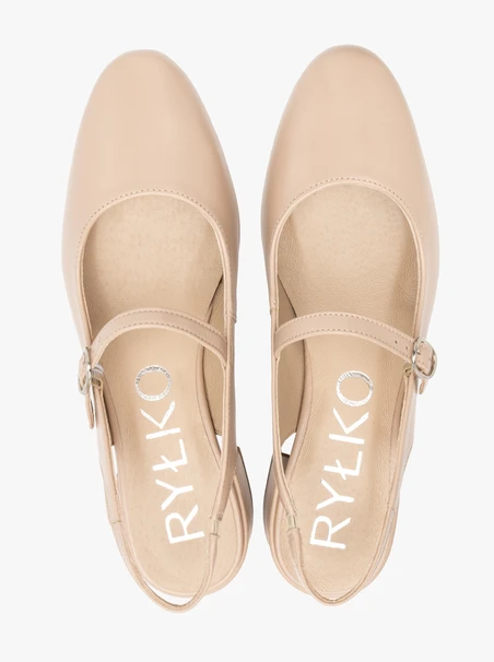 Beigefarbene niedrighackige Pumps