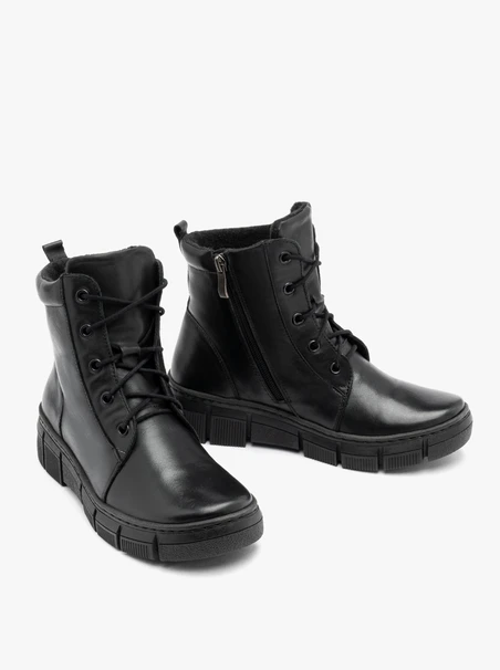 Black women’s boots lined with natural shearling
