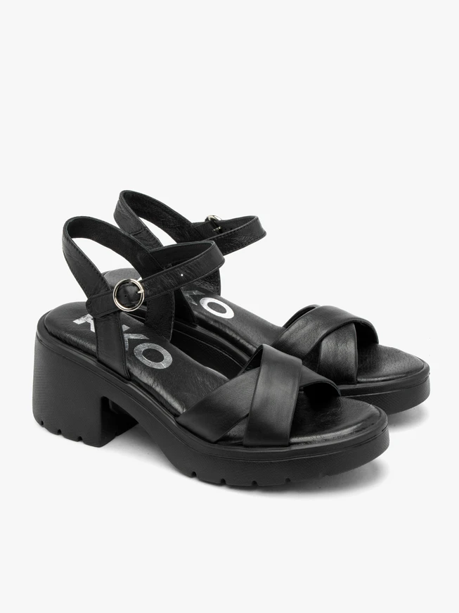 Schwarze Sandalen mit festem Boden