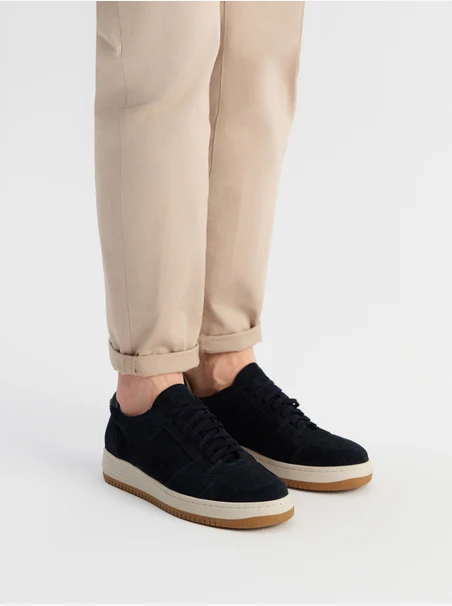 Marineblaue Turnschuhe für Männer