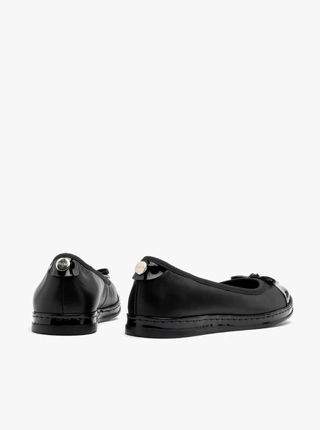 Schwarze Ballerinas mit lackierter Nase