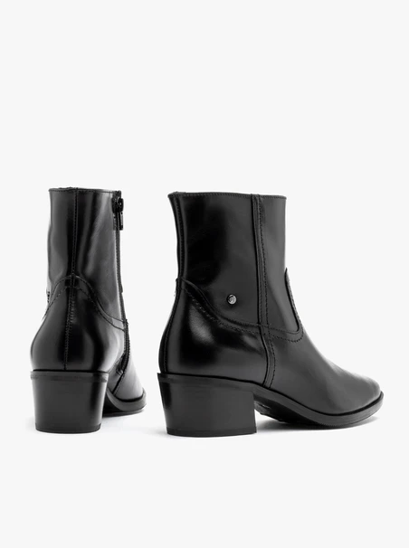 Schwarze Damenstiefel mit niedrigen Absätzen