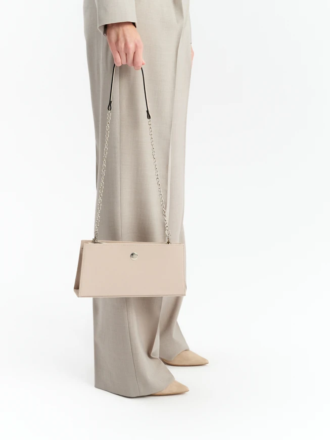 Elegant handbag with chain strap