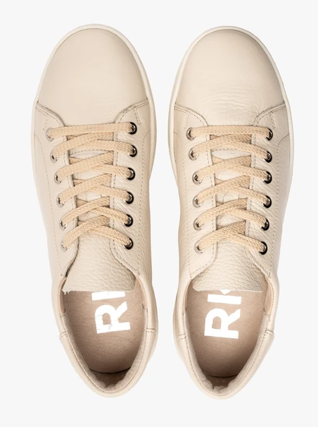 Cremefarbene Sporthalbschuhe mit flachem Schaft