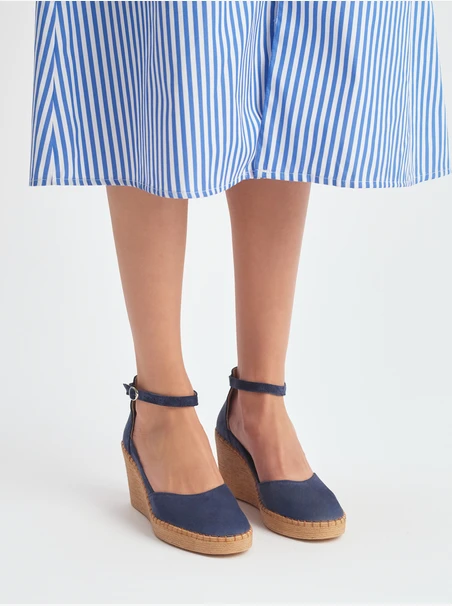 Marineblaue Plateau-Pumps mit Riemen um den Knöchel