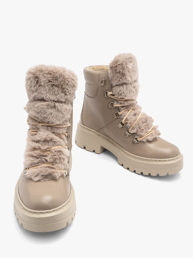 Beigefarbene Stiefel mit Fell an der Zunge