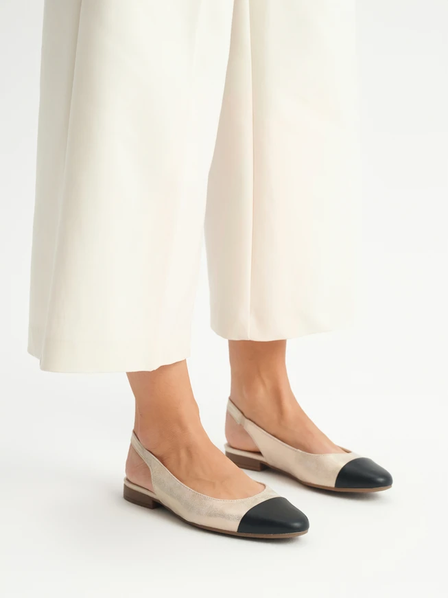 Platinfarbene Slingback-Ballerinas mit schwarzem Nasenriemen