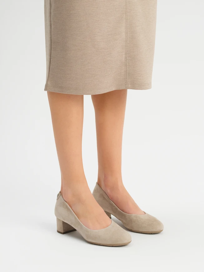 Beigefarbene niedrige Stiletto-Pumps