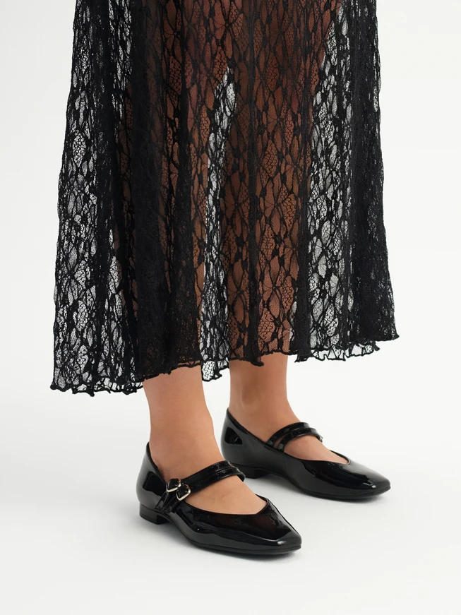 Schwarz lackierte Ballerinas mit zwei Riemen