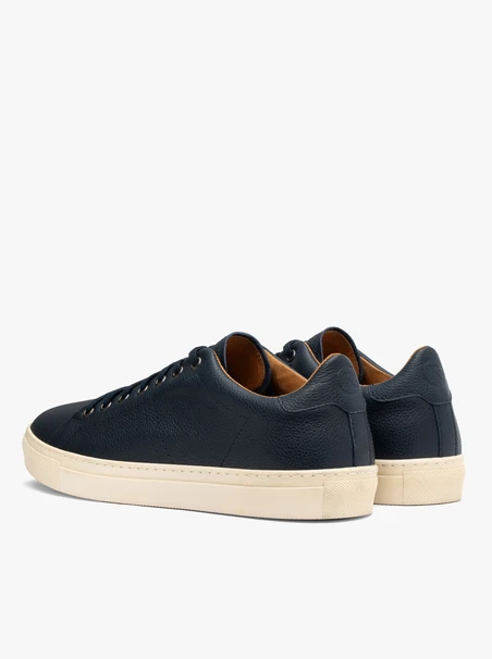 Marineblaue Turnschuhe