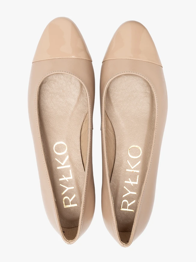 Beige Ballerinas mit lackierter Nase