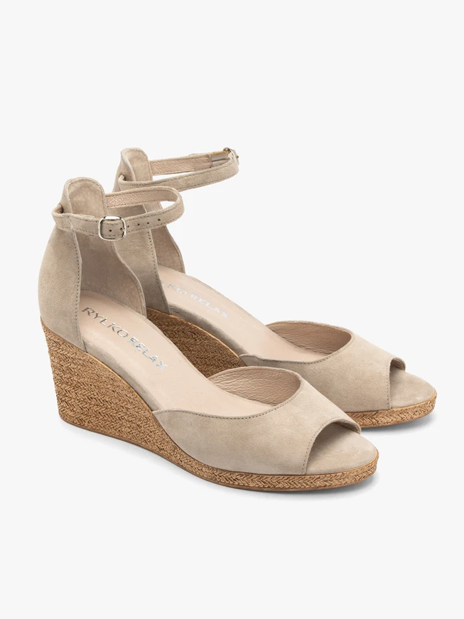 Beigefarbene Veloursledersandalen mit Plateauabsatz