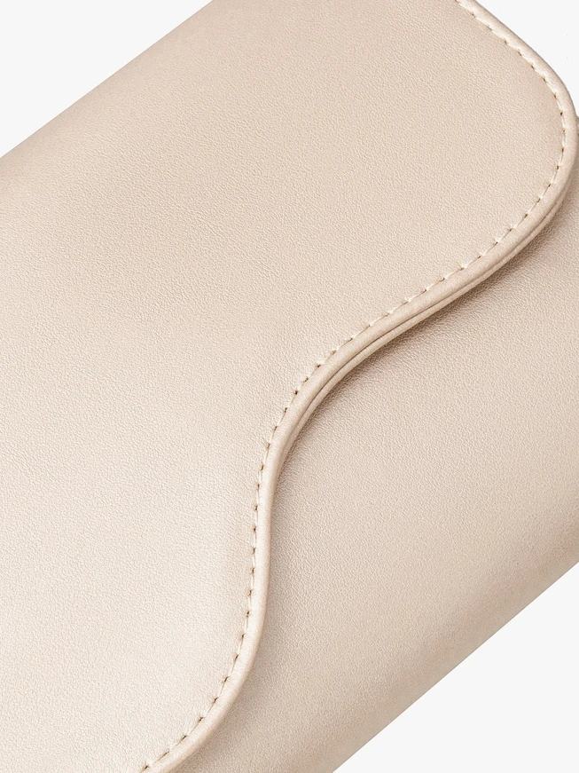 Platinhandtasche mit dekorativer Klappe