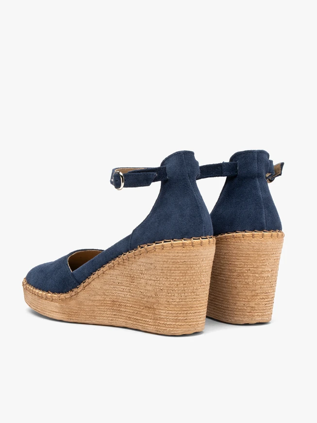 Marineblaue Plateau-Pumps mit Riemen um den Knöchel