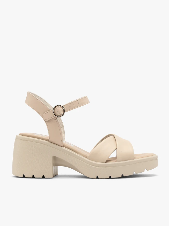 Cremefarbene Sandalen mit festem Boden