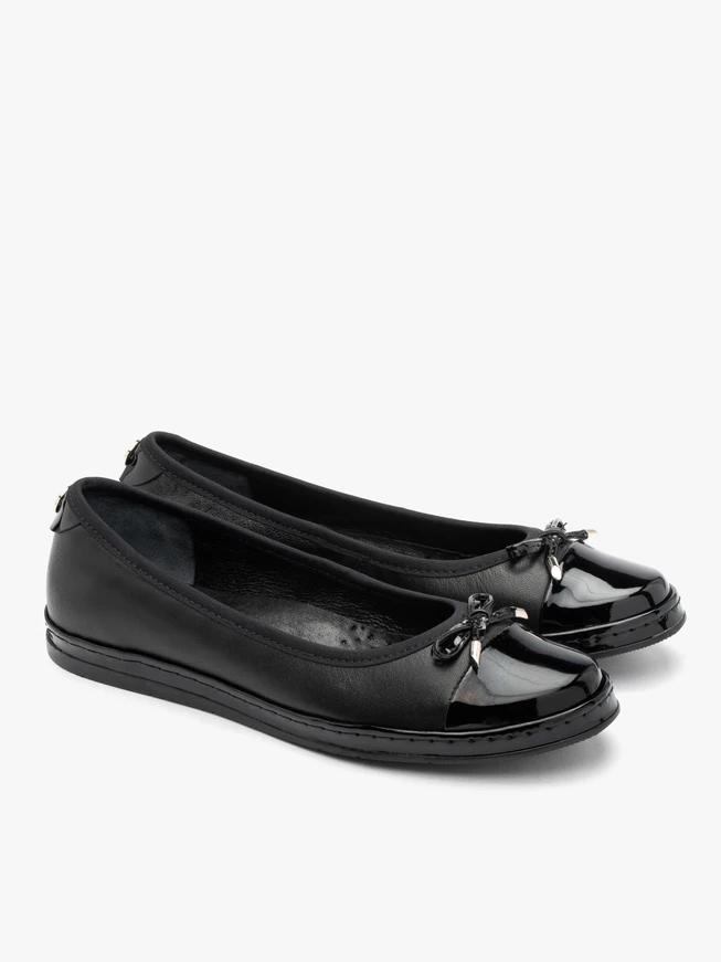 Schwarze Ballerinas mit lackierter Nase