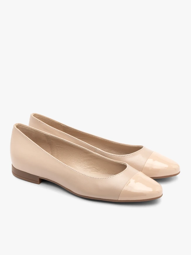 Beige Ballerinas mit lackierter Nase