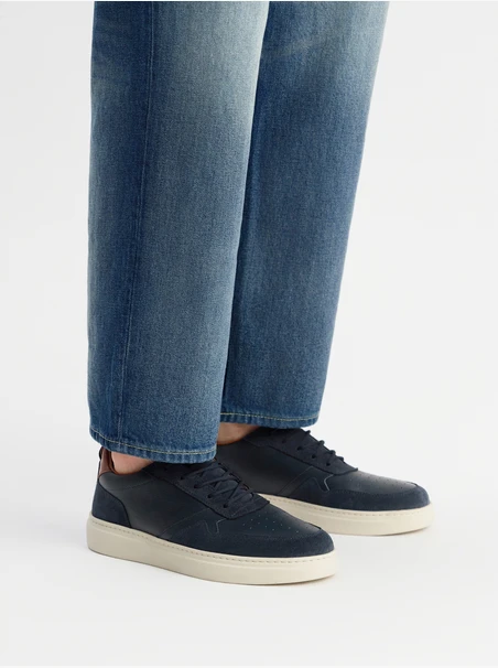 Marineblaue Turnschuhe für Männer