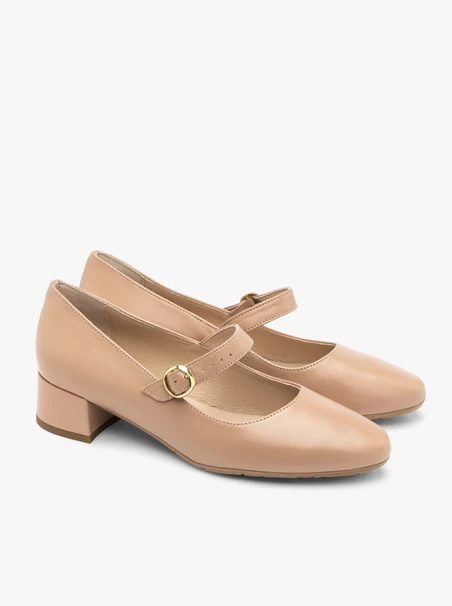 Beigefarbene niedrighackige Pumps