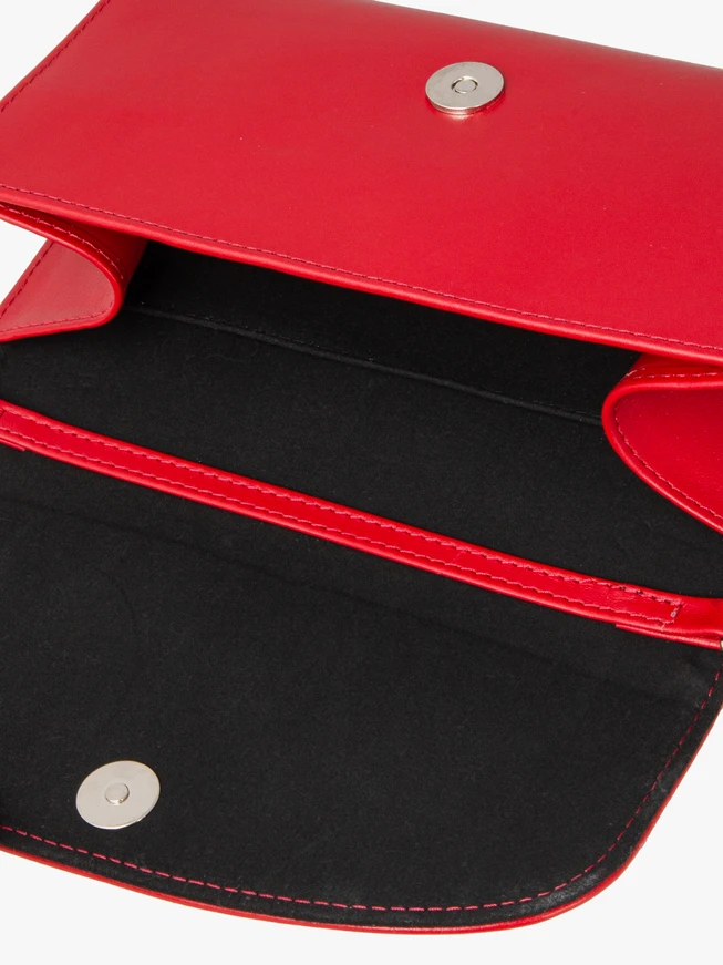 Kleine rote Handtasche mit Kettenriemen