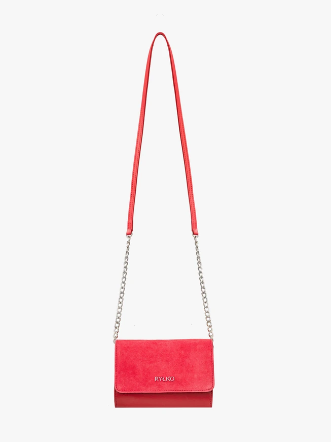 Kleine rote Handtasche mit silberner Kette