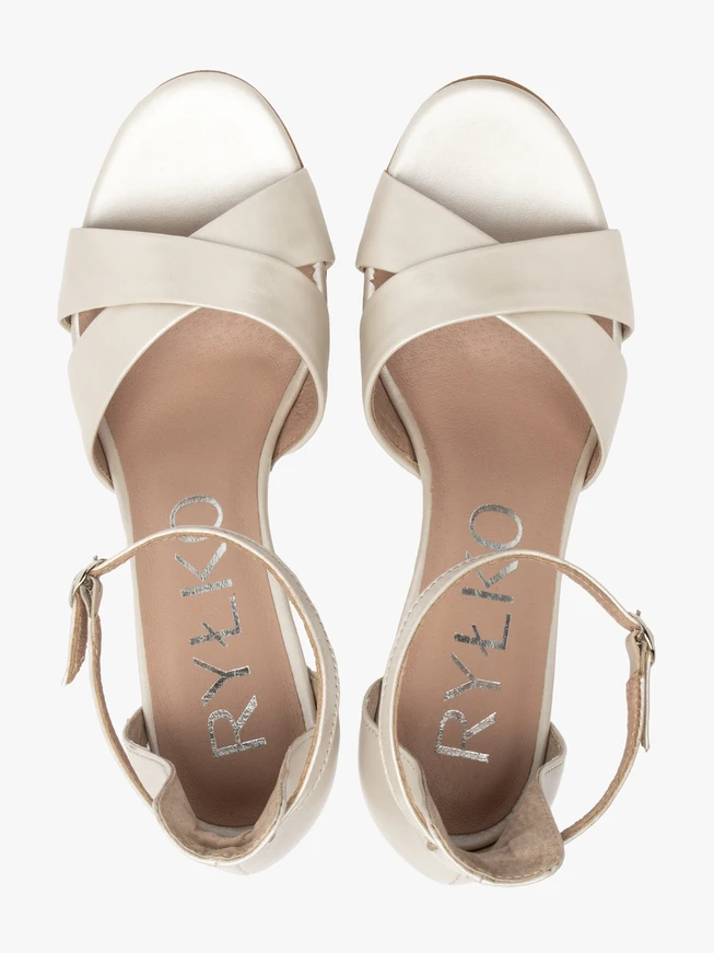 Perlensandalen mit klobigem Stilettoabsatz