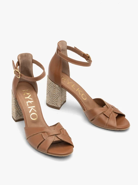 Hellbraune Damen-Sandalen mit dekorativem Absatz