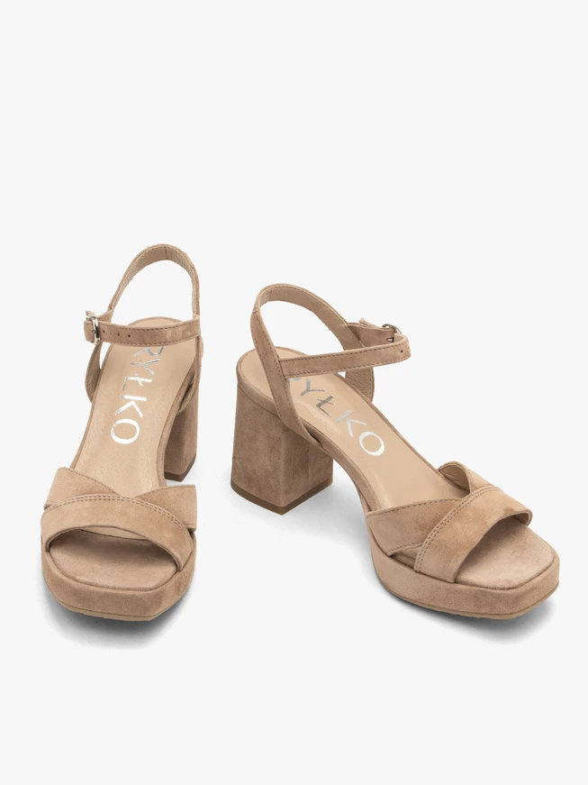 Beige Block- und Ballsandalen