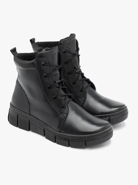 Black women’s boots lined with natural shearling