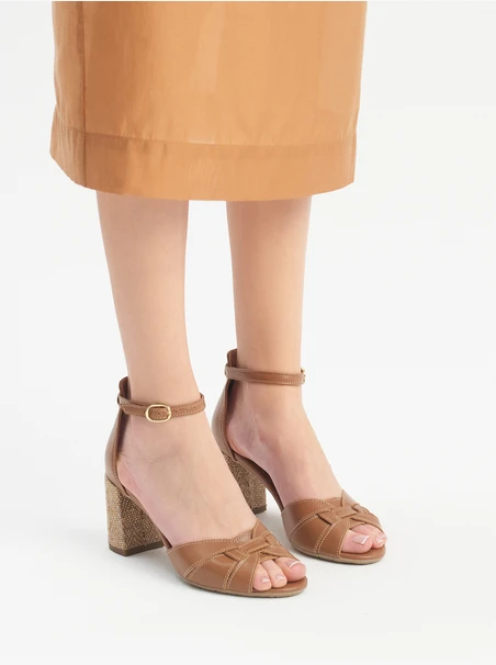 Hellbraune Damen-Sandalen mit dekorativem Absatz