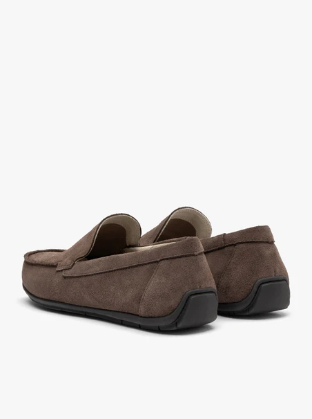 Veloursmokassins im lässigen Stil