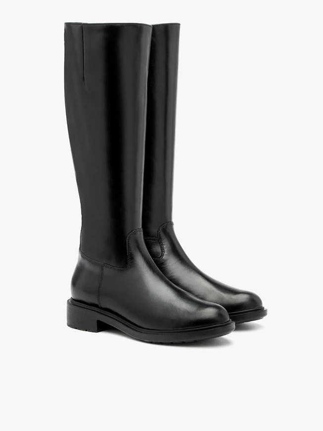 Klassische schwarze Stiefel mit schmalem Schaft