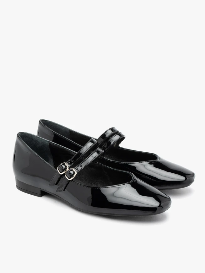 Schwarz lackierte Ballerinas mit zwei Riemen