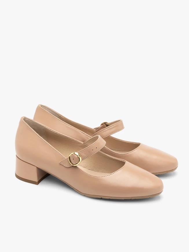 Beigefarbene niedrighackige Pumps