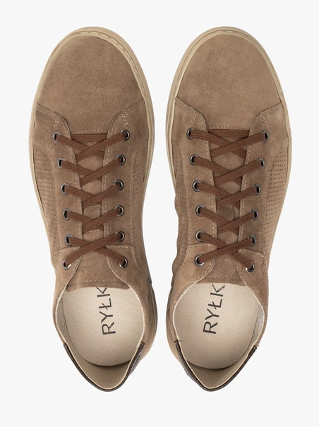 Hellbraune Herrenhalbschuhe mit Perforationen auf dem Schaft