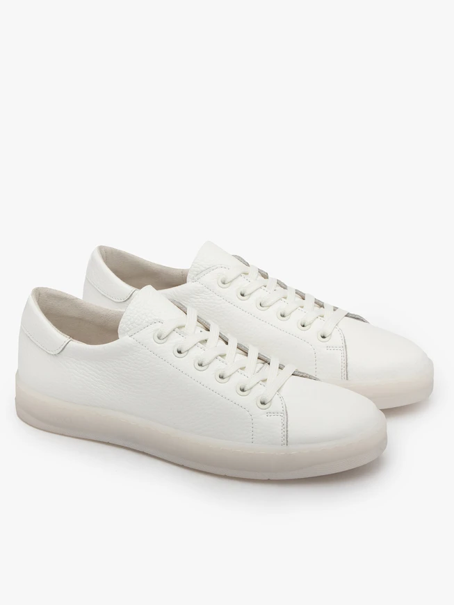 Weiße Sportschuhe mit flacher Sohle
